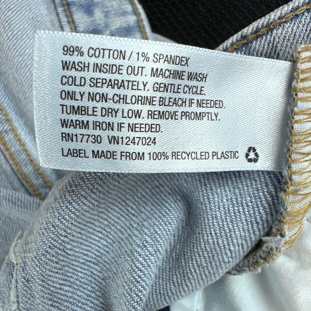 Wildβ Fable Super High-Rise Mom Jeans β Distressed Light Wash β Size 18 - Picture 14 of 14